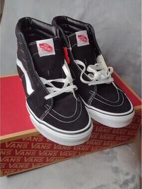 NWT Vans Unisex Black/White/Sk8-Hi Skate Shoe Size Men 10.5, Women 12